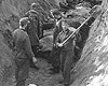 Клоога, Эстония, сентябрь 1944. Немецкие и эстонские военнопленные закапывают трупы.