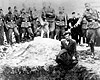 Винница, Украина, 1942. Немецкий солдат стреляет в голову еврею на краю массовой могилы.