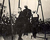 Люблин, Польша, 10/03/1941. Публичное повешение троих евреев на центральной площади.