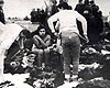 Лиепая, Латвия, декабрь 1941. Перед расстрелом: женщин заставляют раздеться.