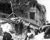 Варшава, Польша, 1939. После бомбежки: поиск выживших в развалинах.