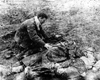 Керчь, Крым. Советский солдат возле тел членов его семьи.