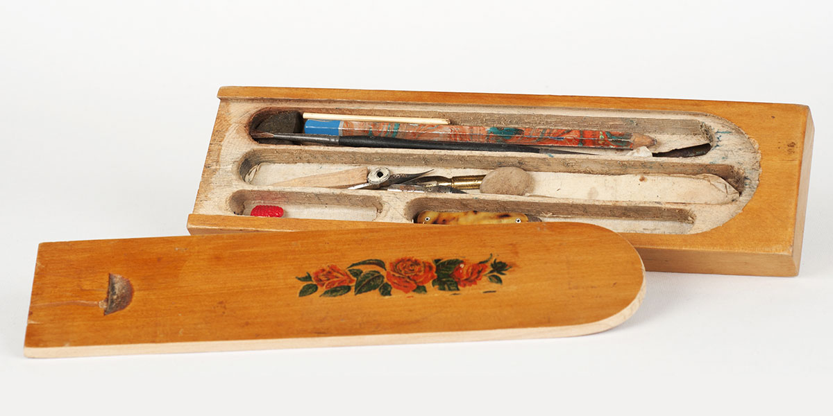 Caja de madera que contiene lápices y otras herramientas de escritura, perteneció a la pequeña Mira Kristianpolerow de Probuzna, Polonia