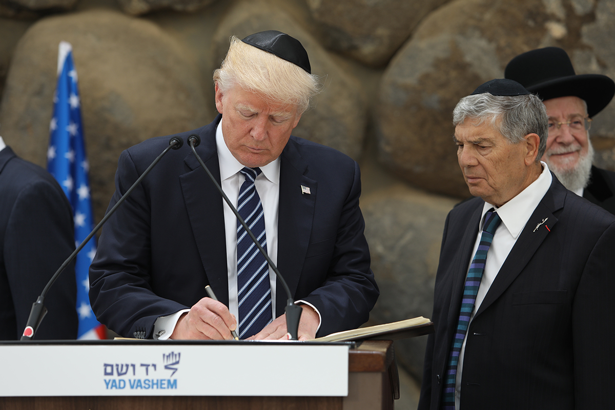 President Donald J. Trump signs the Visitors' Book 